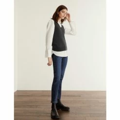 JAEGER Pure Merino Wool V-Neck Relaxed Knitted Top Women Black Mix 13 JAEGER Pure Merino Wool V-Neck Relaxed Knitted Top Women Black Mix -JAEGER Shop unnamed file 1334